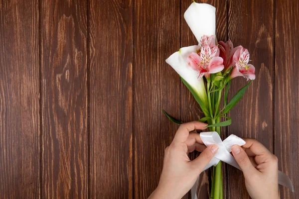 Minimalistyczny bukiet z różnych kwiatów.