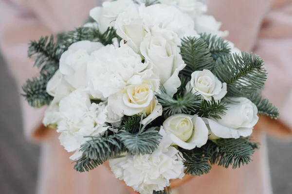 Bukiet ślubny z białych kwiatów i gałązek świerku