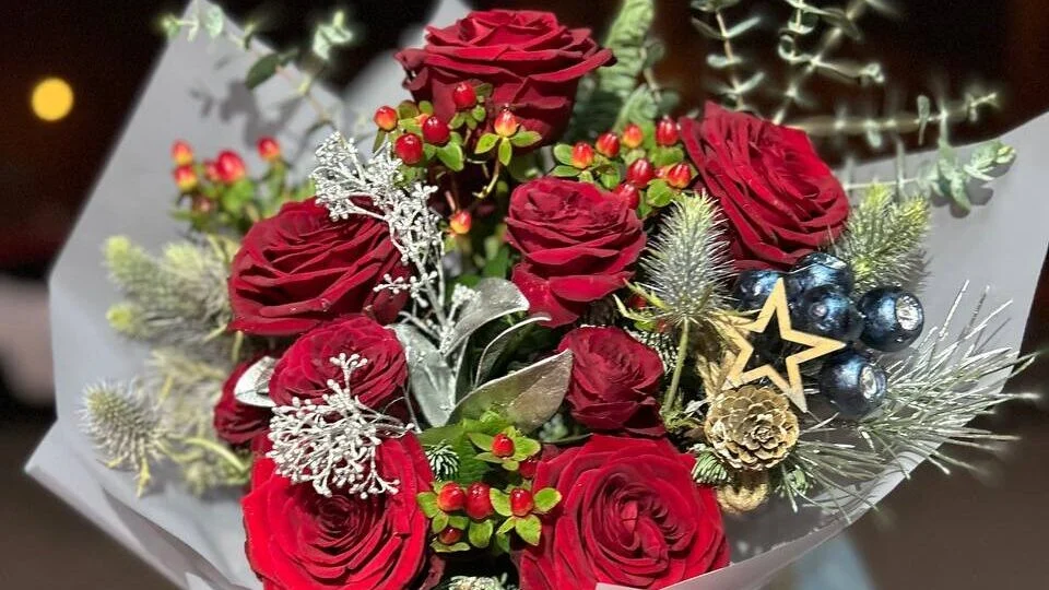 Róże w zimowych kompozycjach