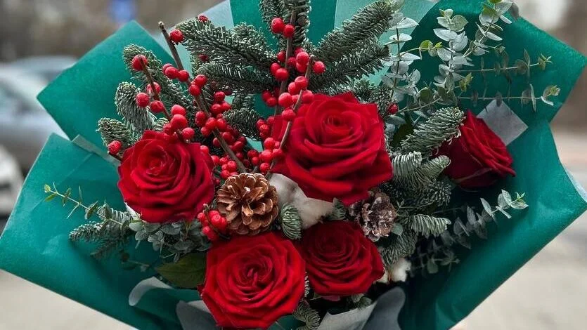 Bukiet czerwonych róż z akcentami iglastymi