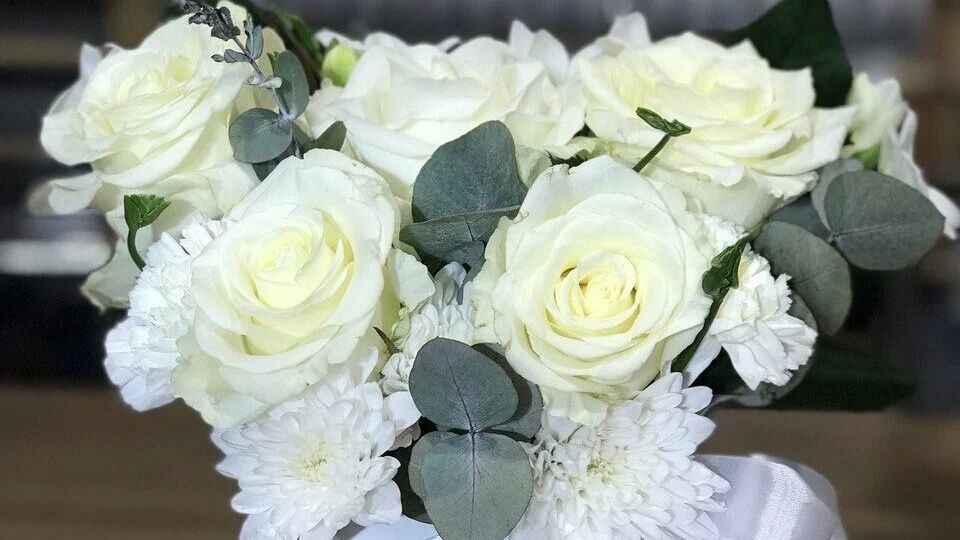 Białe róże w pudełku