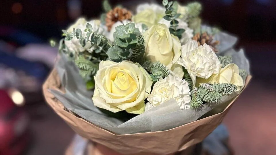 goździki w połączeniu z innymi kwiatami