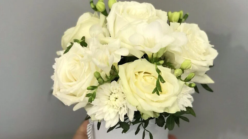 Flower box z białą różą