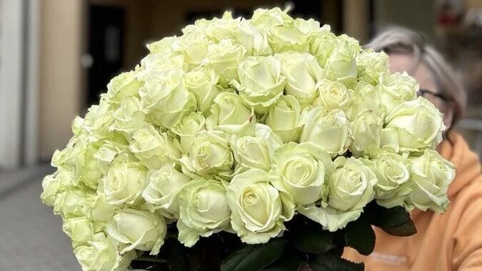 białe róże - dostawa kwiatów