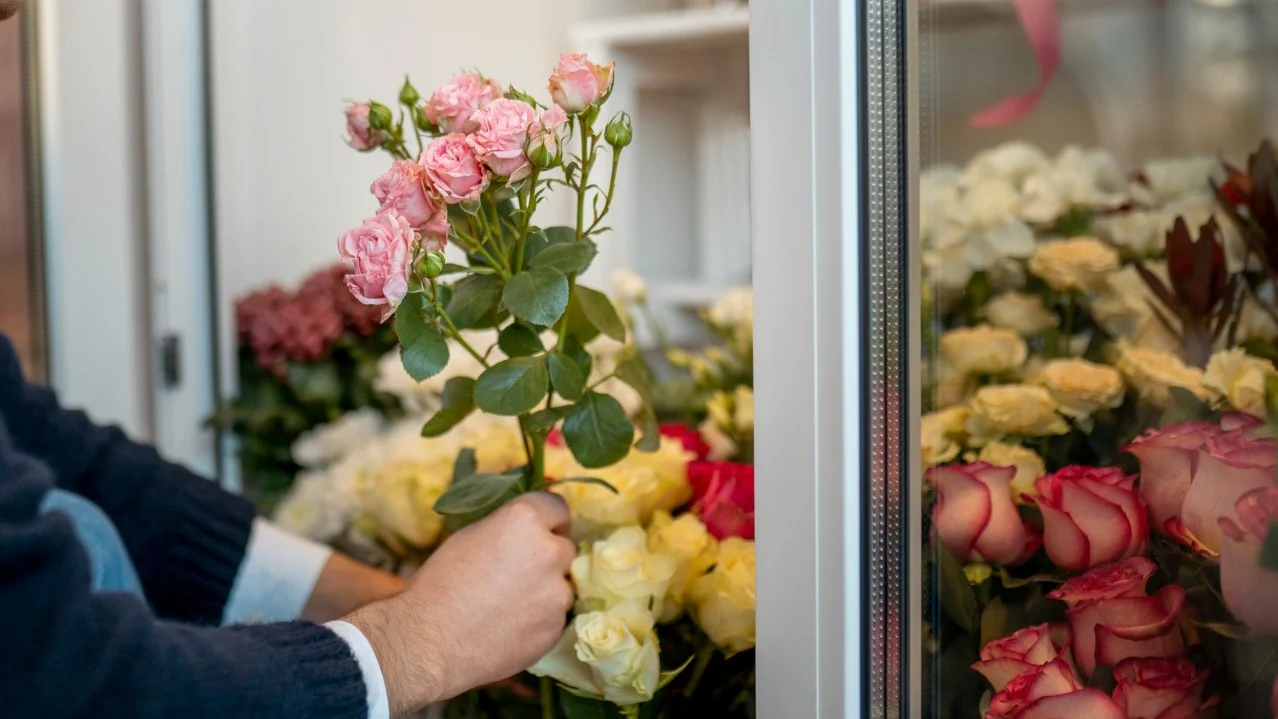 Transport róż: jak dystrybutorzy zachowują świeżość kwiatów