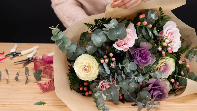 Bukiet z różami i gałązkami eukaliptusa