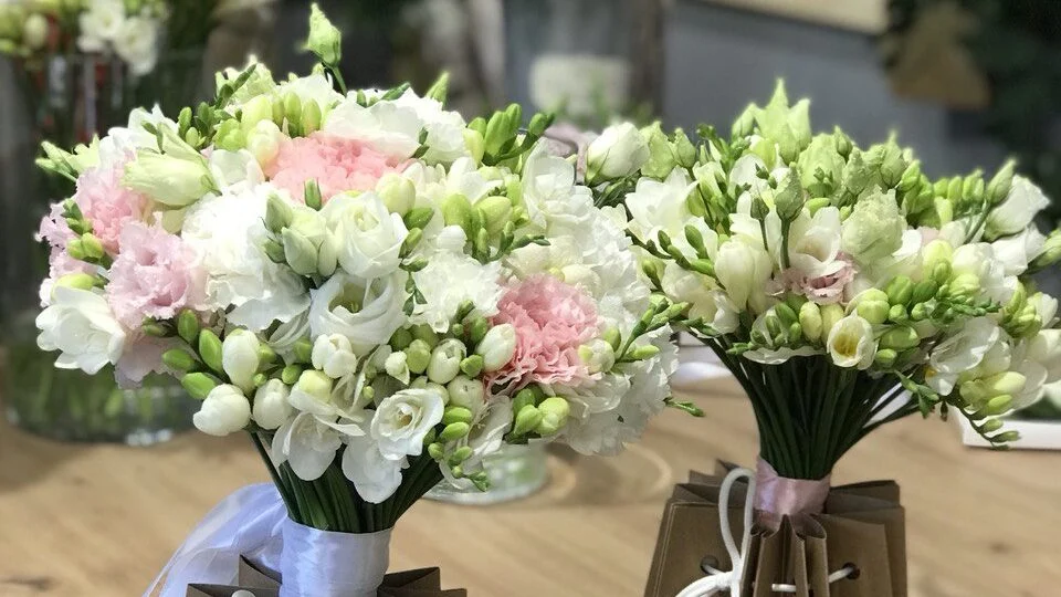 Bukiet Panny Młodej z eustomy i frezji – Delikatność w każdym detalu.