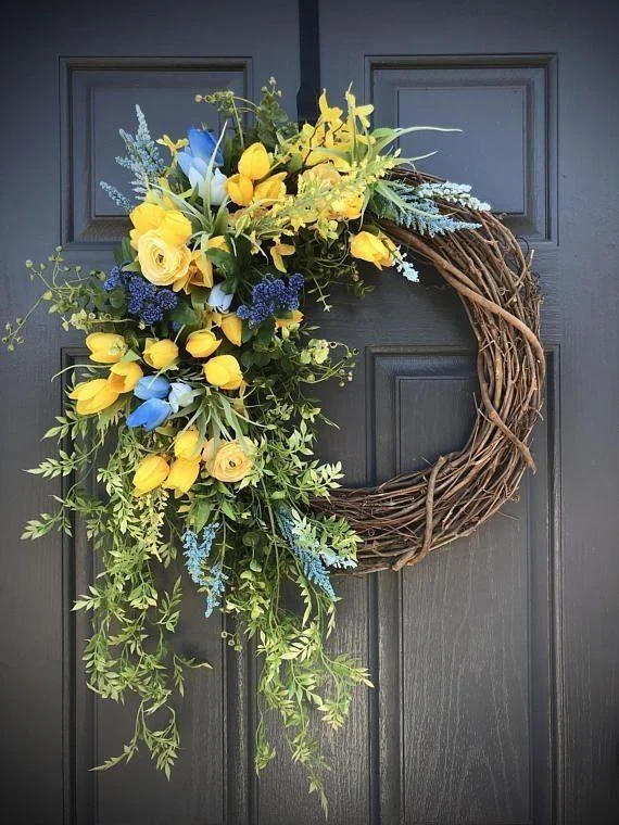 Dekoracja z wikliny z żółtymi tulipanami i niebieskimi akcentami