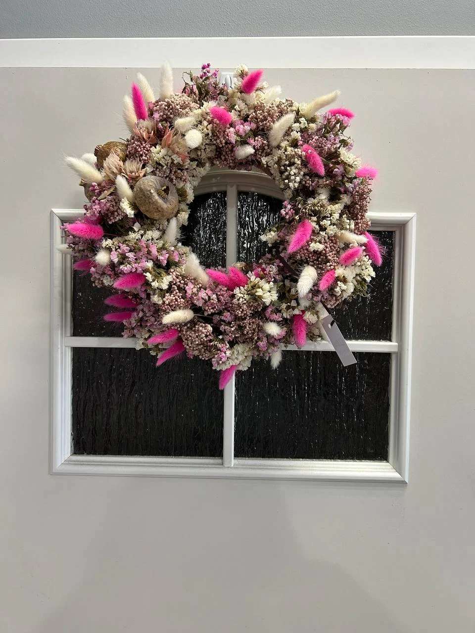 Dekoracja z suszonych kwiatów w różowo-białej kolorystyce – nowoczesny wieniec na drzwi