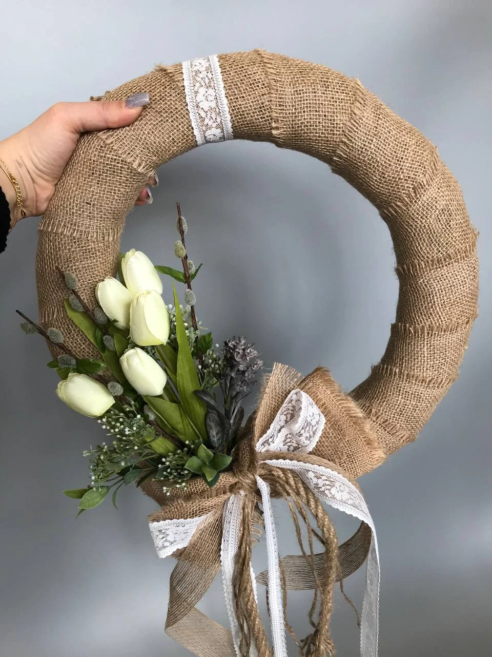 Dekoracja z jutą, koronką i tulipanami – rustykalny wieniec na drzwi na wiosnę lub Wielkanoc