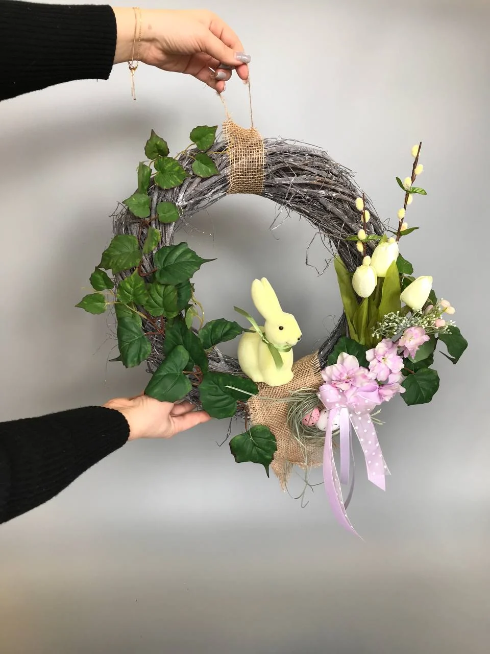 Dekoracja wielkanocna z króliczkiem, kwiatami i wstążką – naturalny wieniec na drzwi