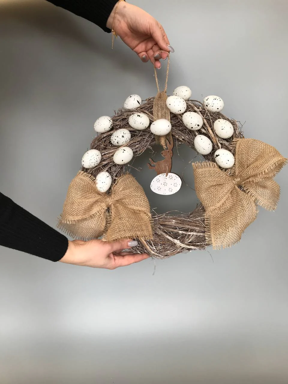 Dekoracja wielkanocna z jajkami, jutą i drewnianym zajączkiem – naturalny wieniec na drzwi
