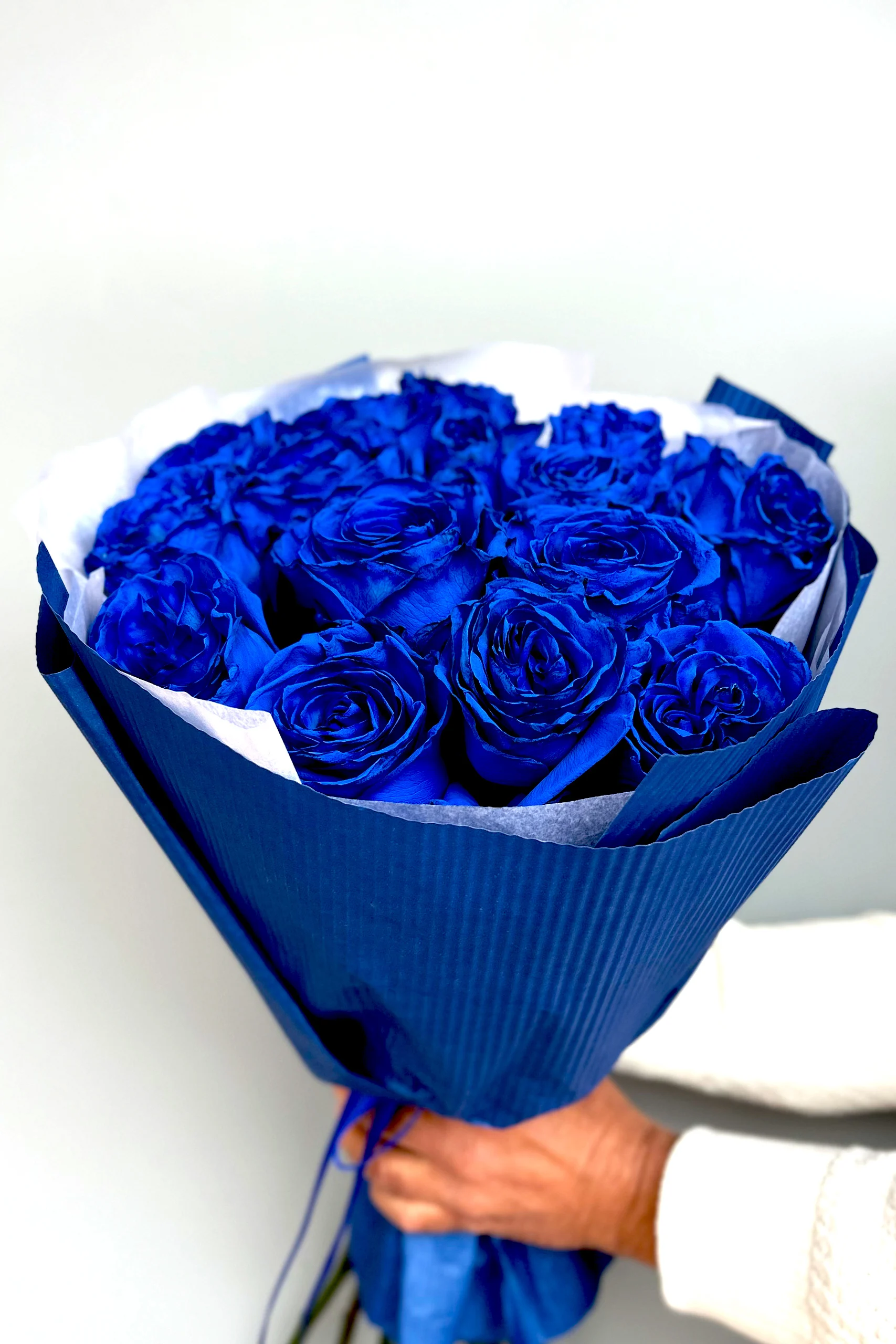 Bukiet róż z barwionych niebieskich róż