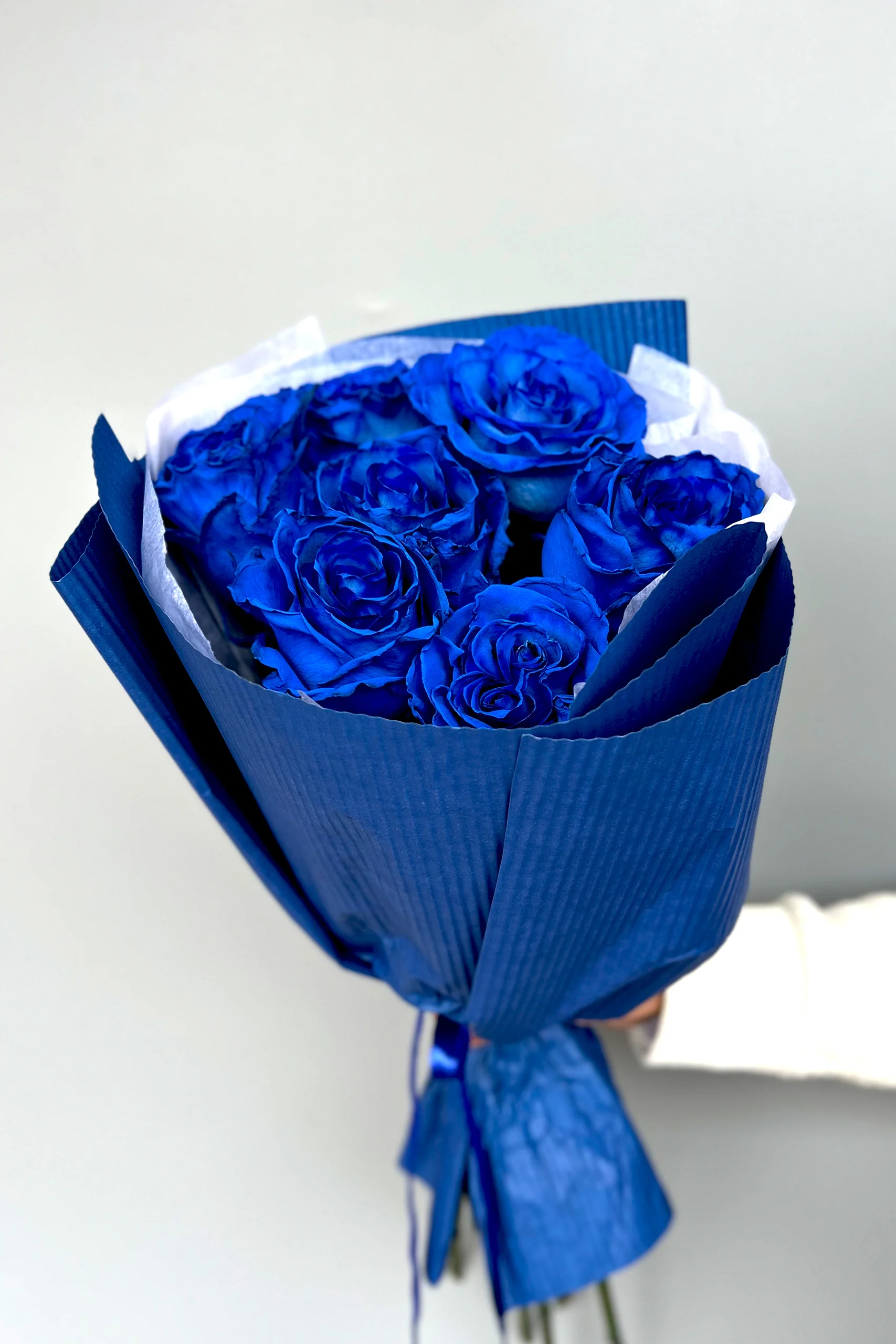 Nowoczesny bukiet róż w kolorze niebieskim
