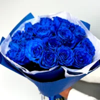 Niebieskie róże w bukiecie