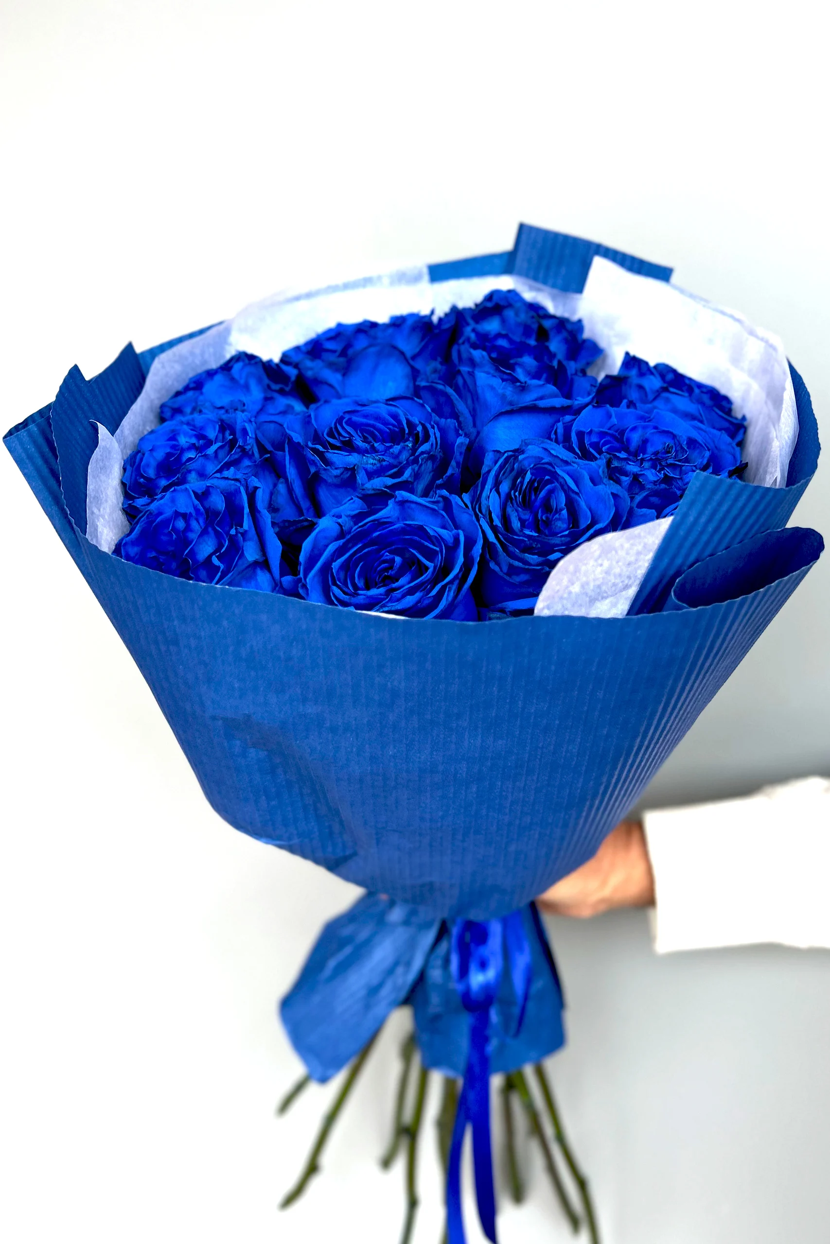 Bukiet róż w kolorze głębokiego błękitu
