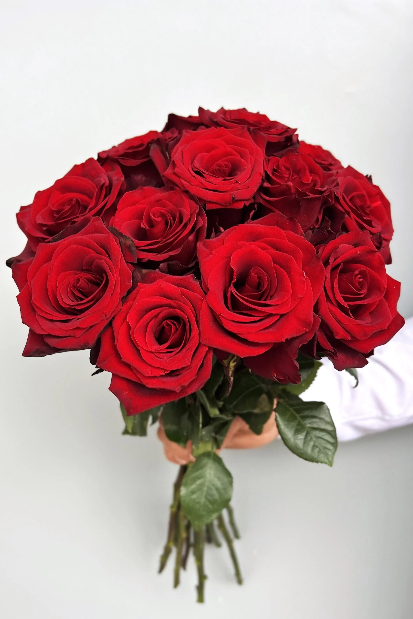 Wyjątkowy bukiet róż w kolorze głębokiej czerwieni