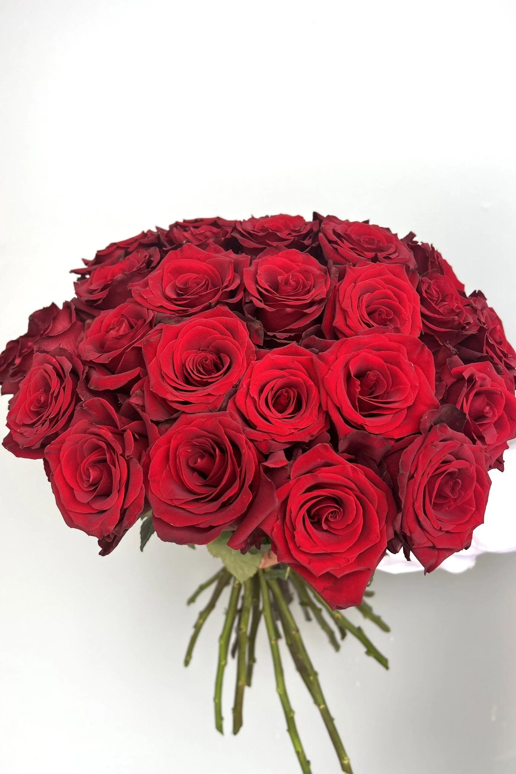 Klasyczny bukiet róż w intensywnie czerwonym kolorze