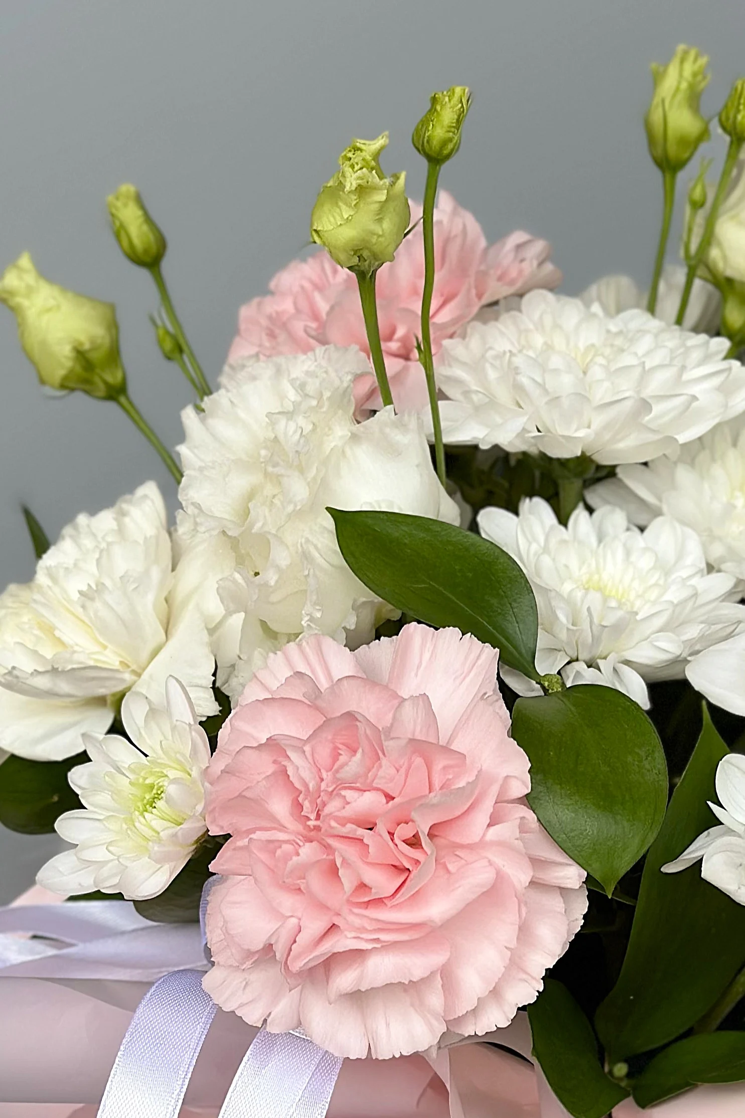 Flower box róże w delikatnej różowo-białej kolorystyce