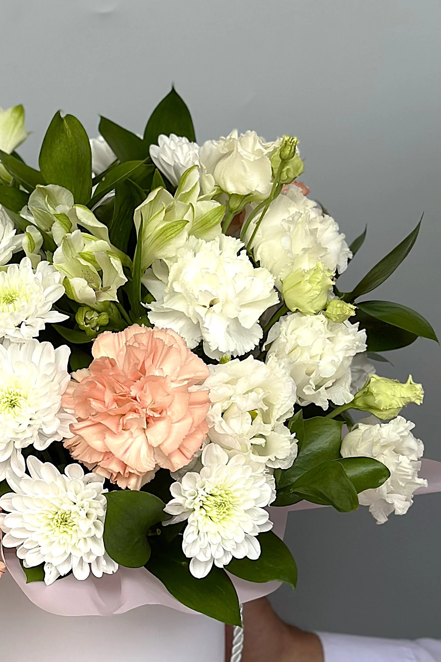 Flower box róże i świeże kwiaty w odcieniach bieli i kremu