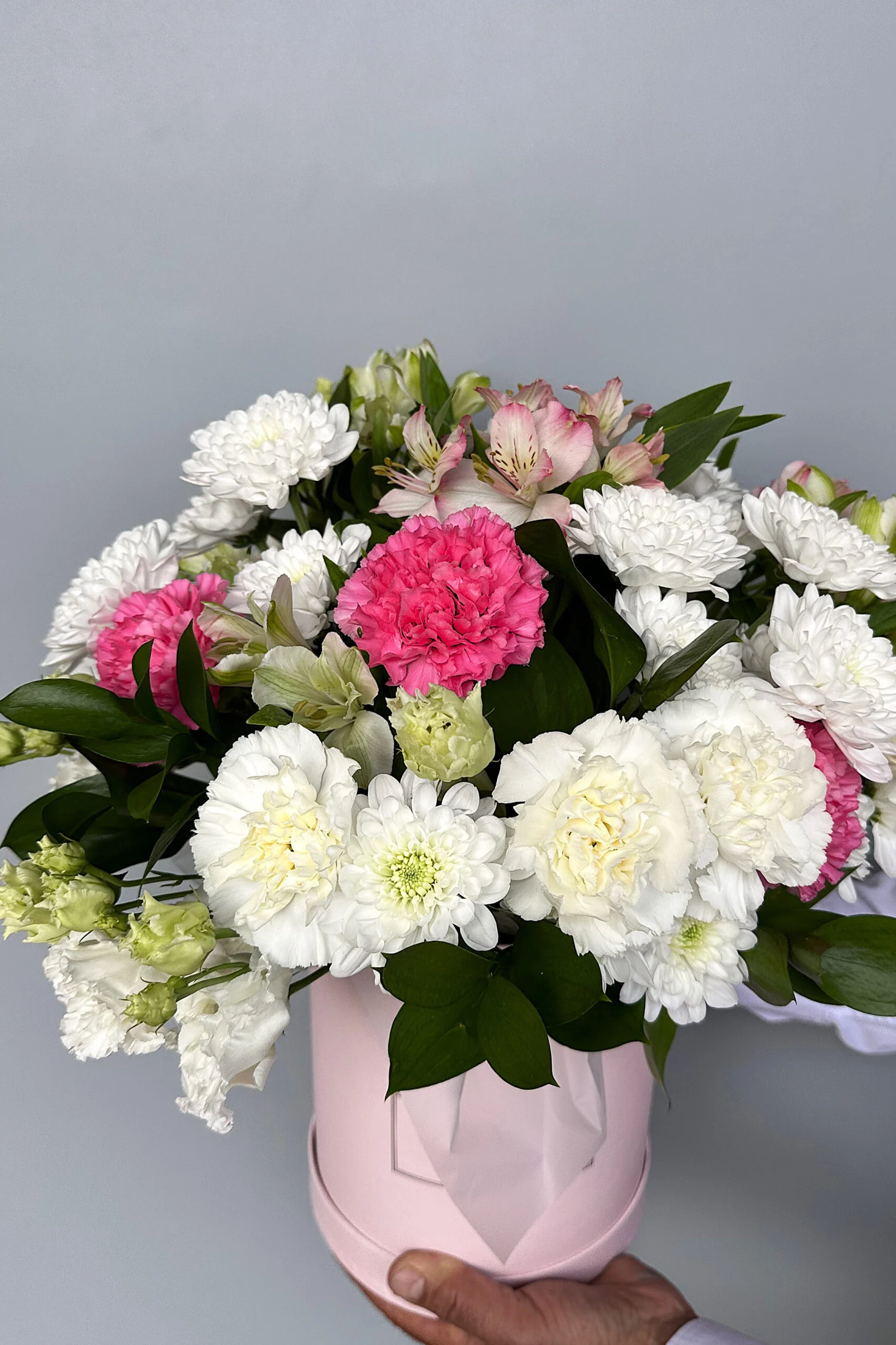 Romantyczny flower box róże z dodatkiem zieleni i gipsówki