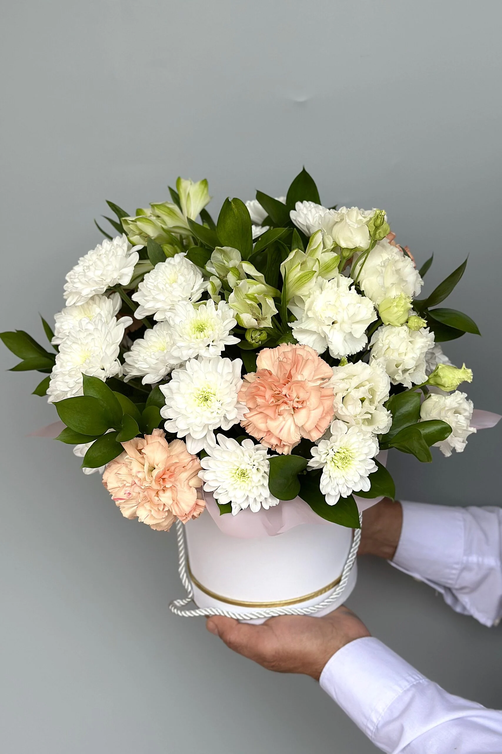 Flower box róże w białej kompozycji z delikatnym akcentem morelowym