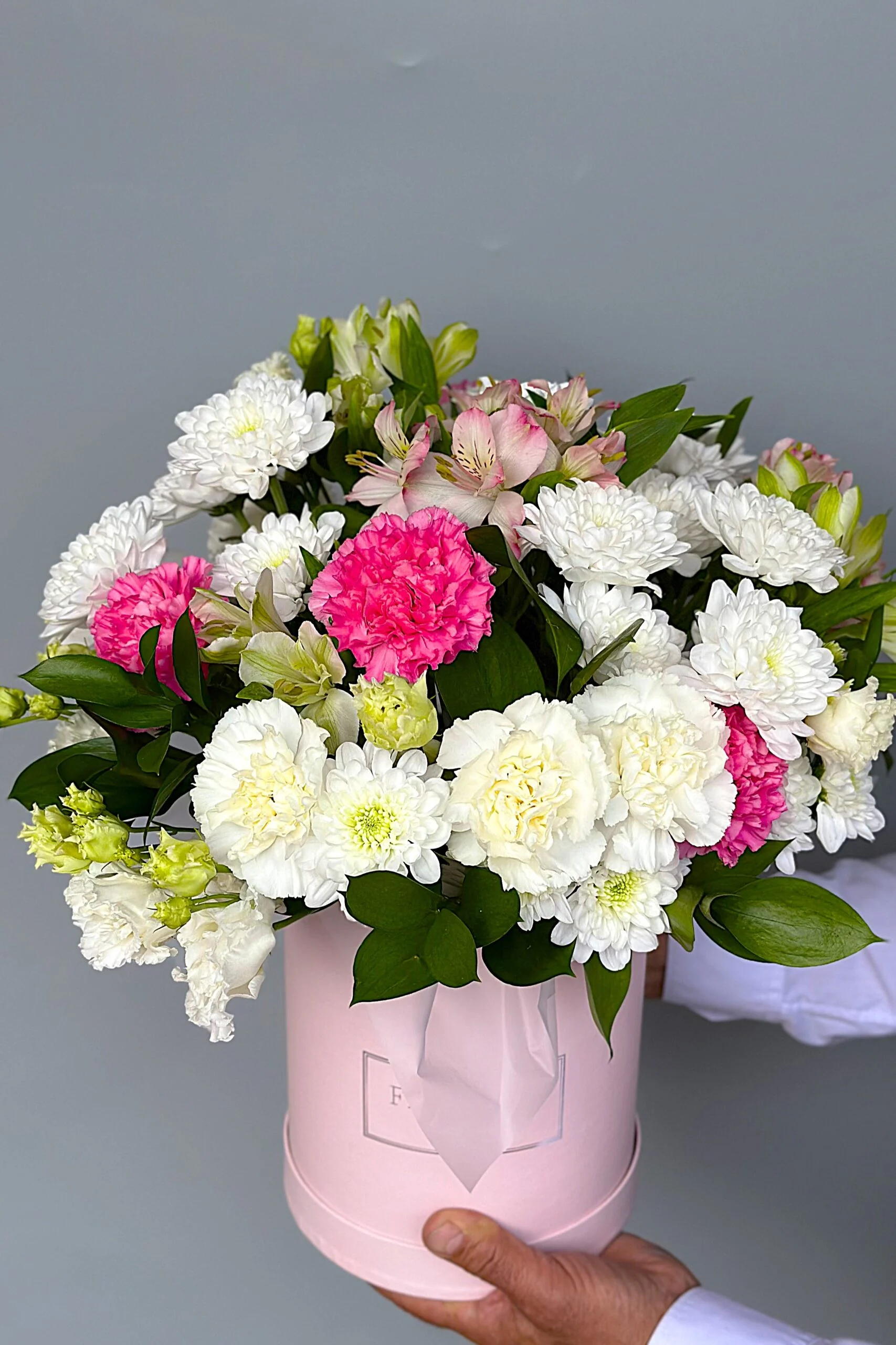 Kompozycja flower box róże z białymi chryzantemami i goździkami