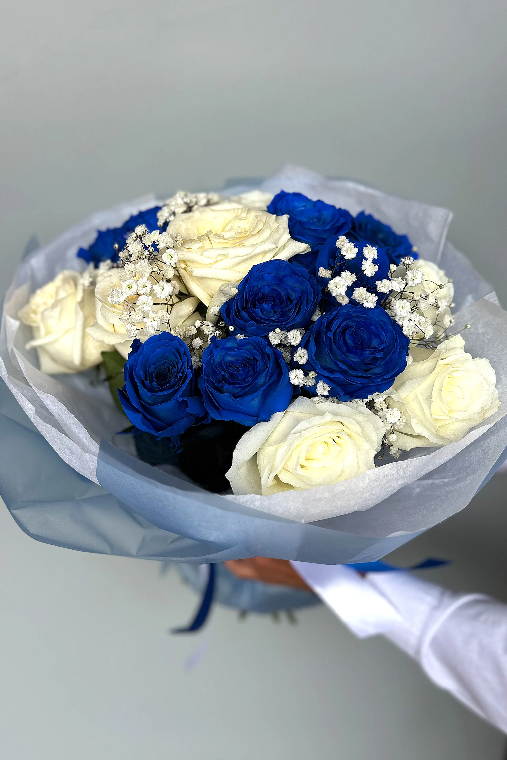 Nowoczesne bukiety z niebieskimi różami w chłodnych odcieniach