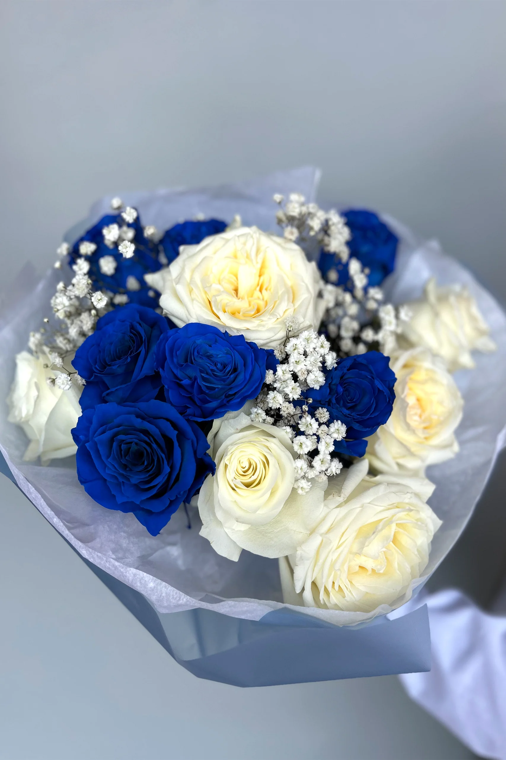 Ekskluzywne bukiety niebieskie róże z gipsówką