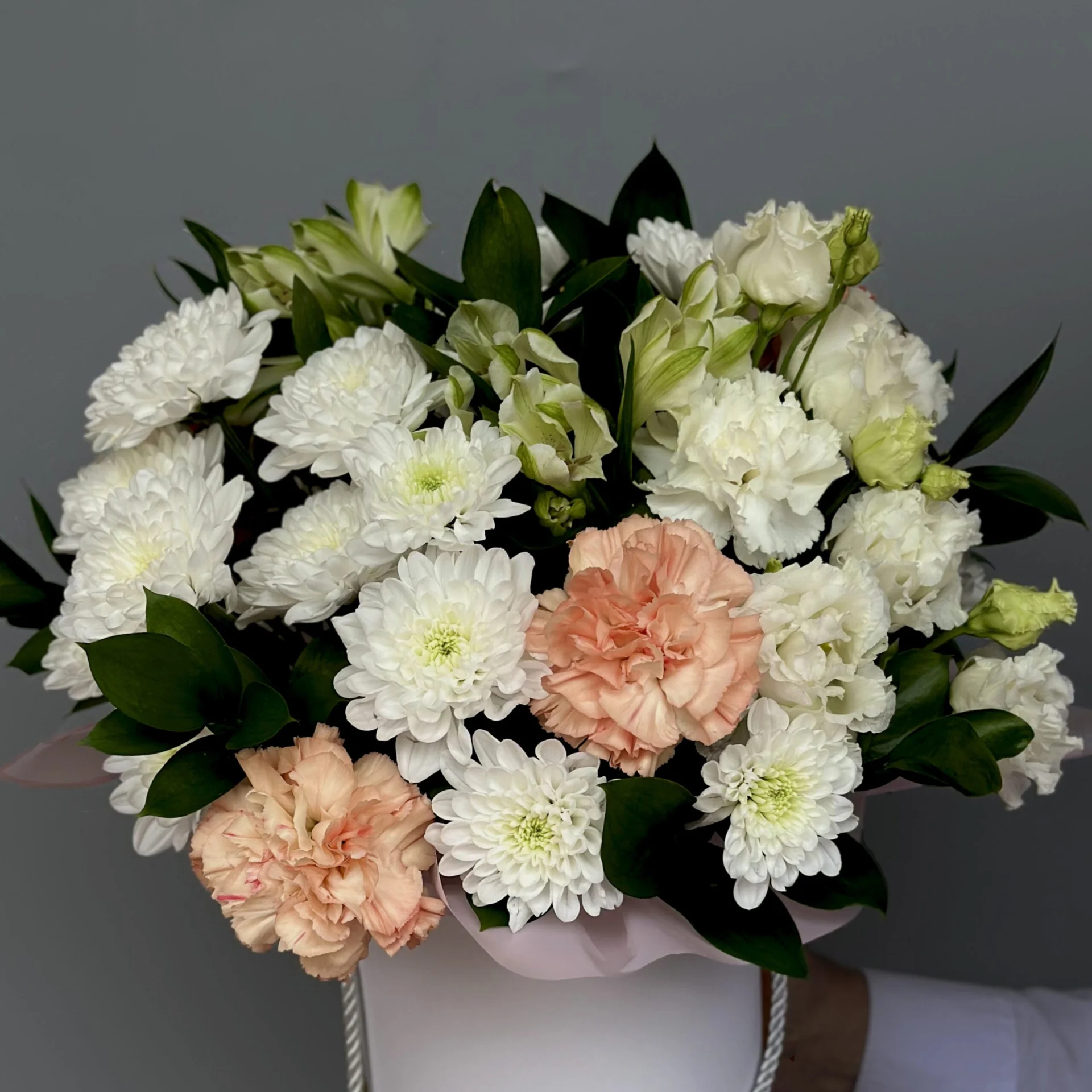 Jak wybrać kwiaty ? Flower box z różami, jasnymi kwiatami i zielenią sprawdzi się na każdą okazję.