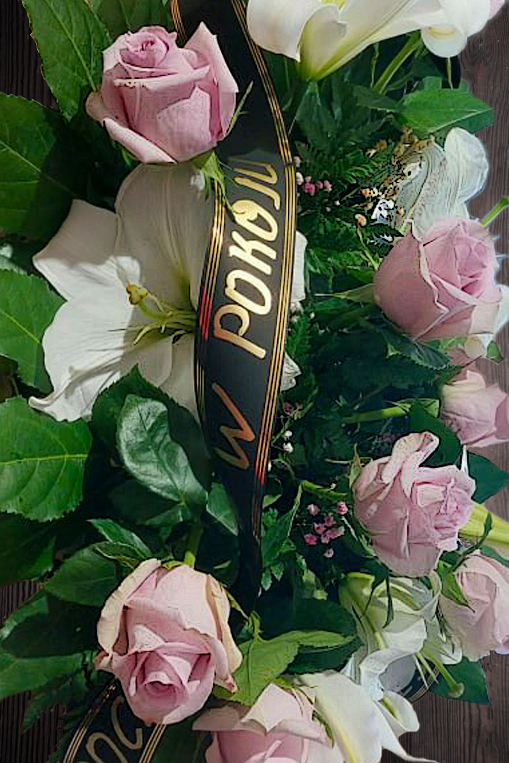 Bukiet pogrzebowy „Ciche pożegnanie” – różowe róże, białe lilie i zieleń na cmentarz