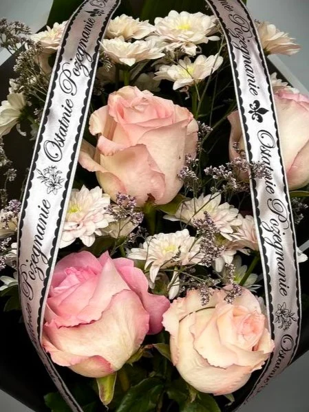 Bukiet Delikatna pamięć – elegancka kompozycja kwiatów pogrzebowych w klasycznym stylu