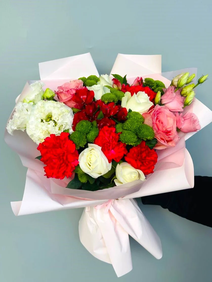 Bukiet Iskierka Radości – bukiet z róż i goździków w pastelowych kolorach