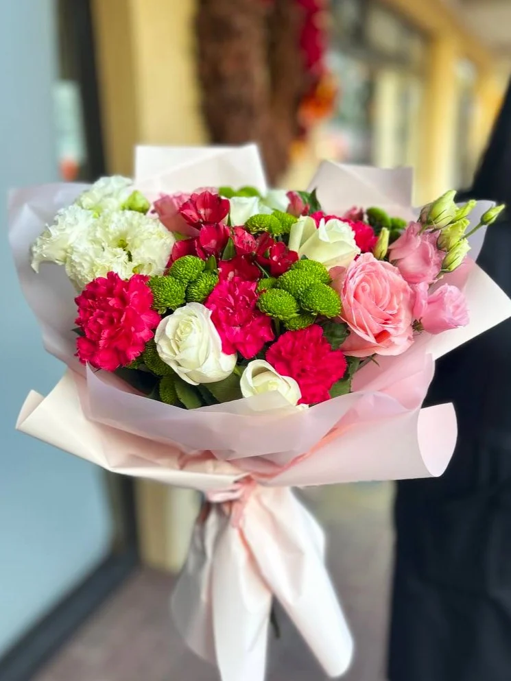 Kolorowy bukiet Iskierka Radości z róż i goździków