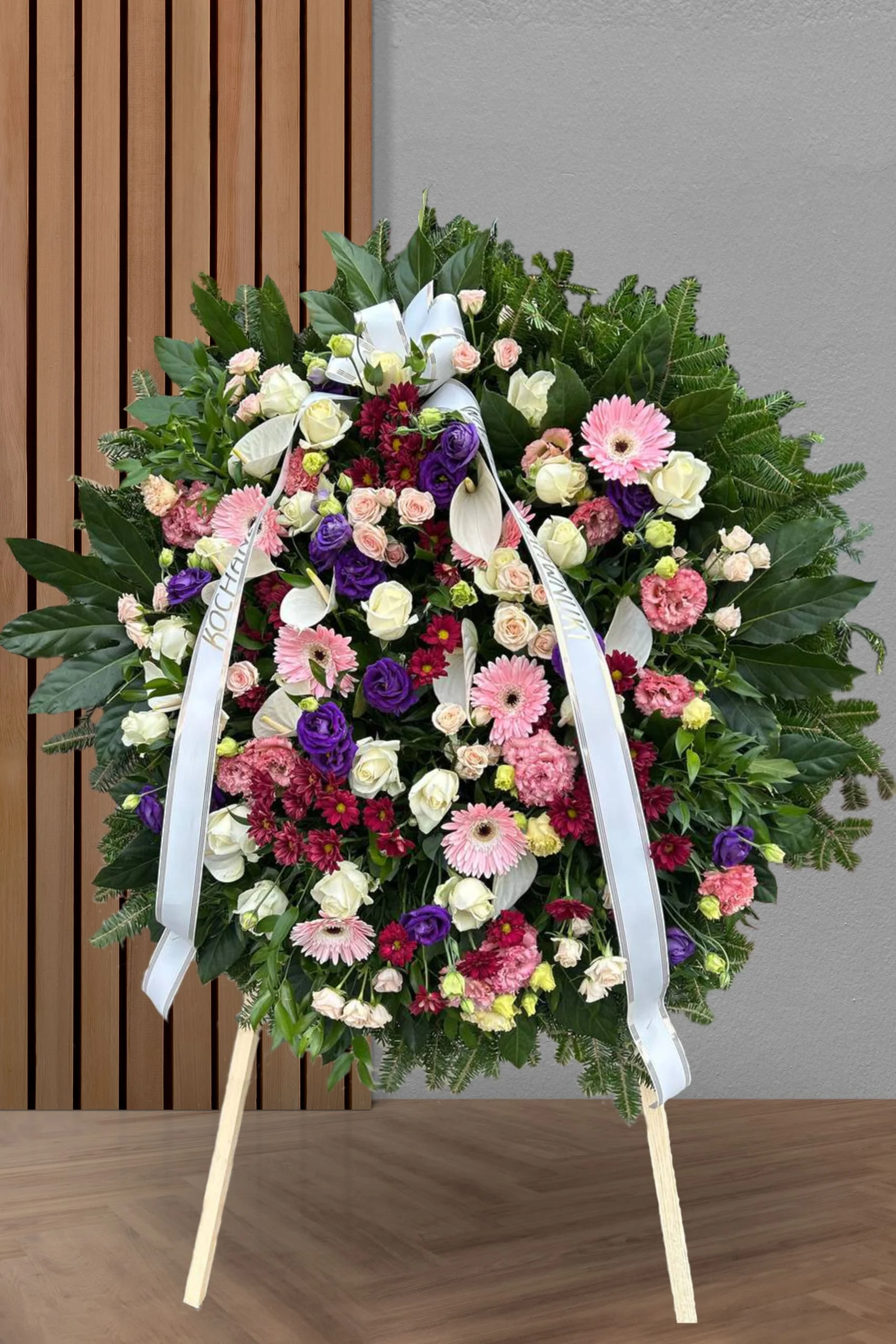 Wieniec na pogrzeb Krąg wieczności – kompozycja z róż, gerber i kalii na stabilnym stojaku