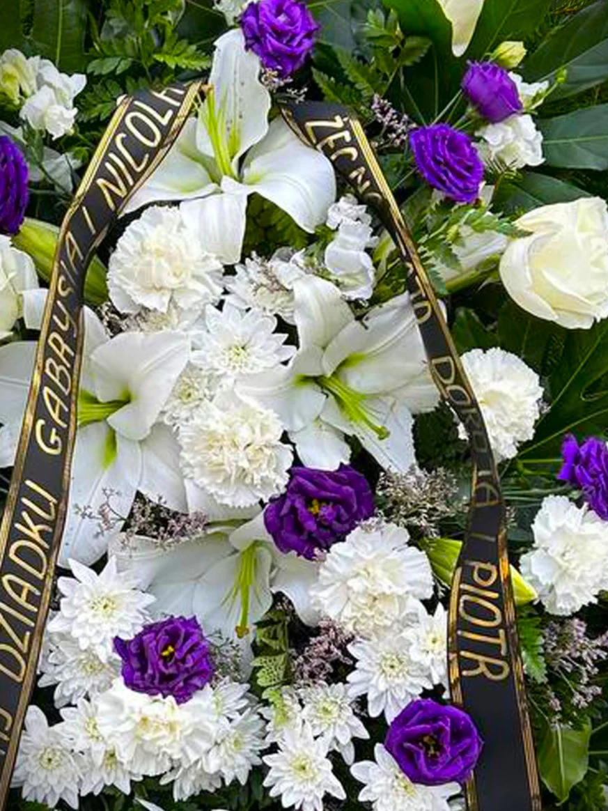 Klasyczne wieńce pogrzebowe w odcieniach bieli i zieleni