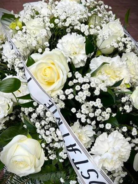Ostatnie wspomnienie – bukiet na grób z białych kwiatów