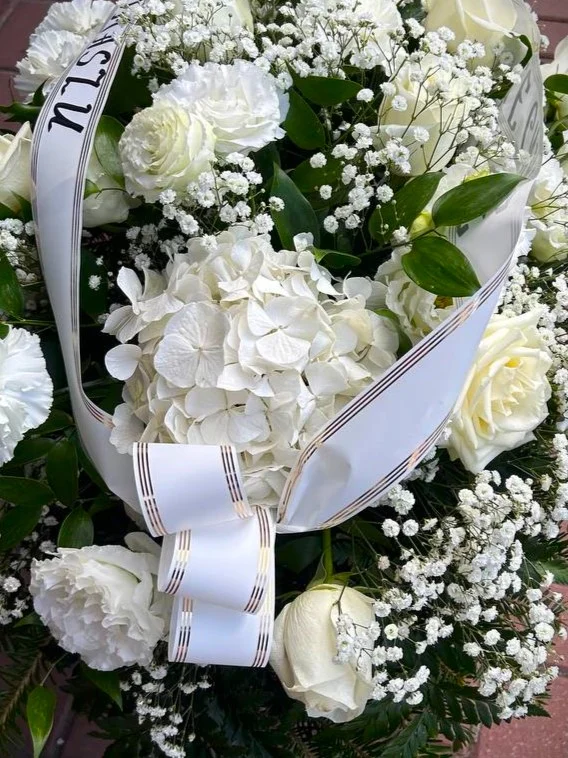 Ostatnie wspomnienie – wiązanka żałobna, bukiet na grób z białych kwiatów