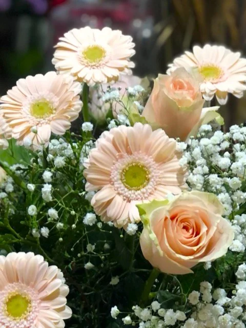 Różowe wspomnienie – delikatne kwiaty na pogrzeb