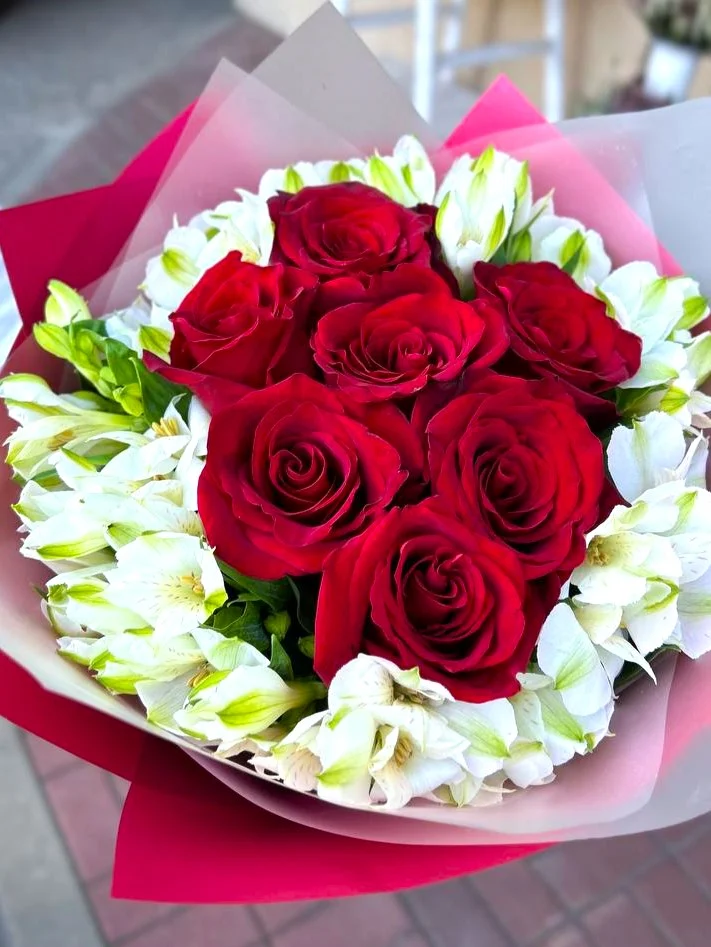 Bukiet czerwonych róż z alstremeriami