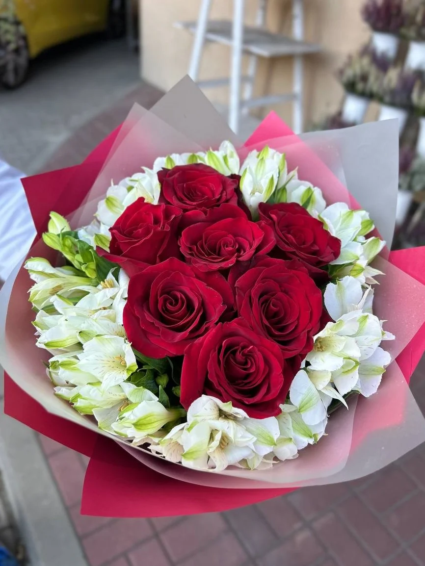 Świeże czerwone róże i alstremerie w bukiecie