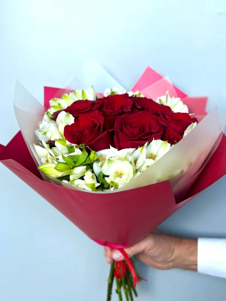 Kolorowy bukiet z czerwonych róż i alstremerii