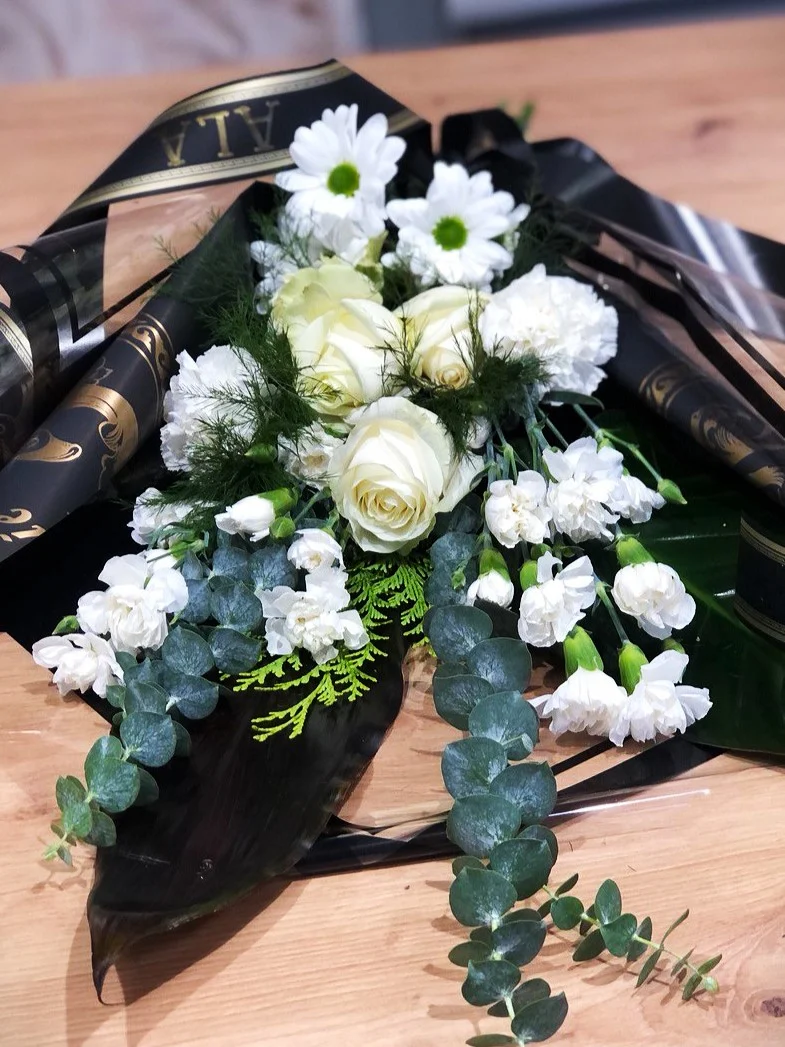 Mały bukiet pogrzebowy do ręki z białych kwiatów