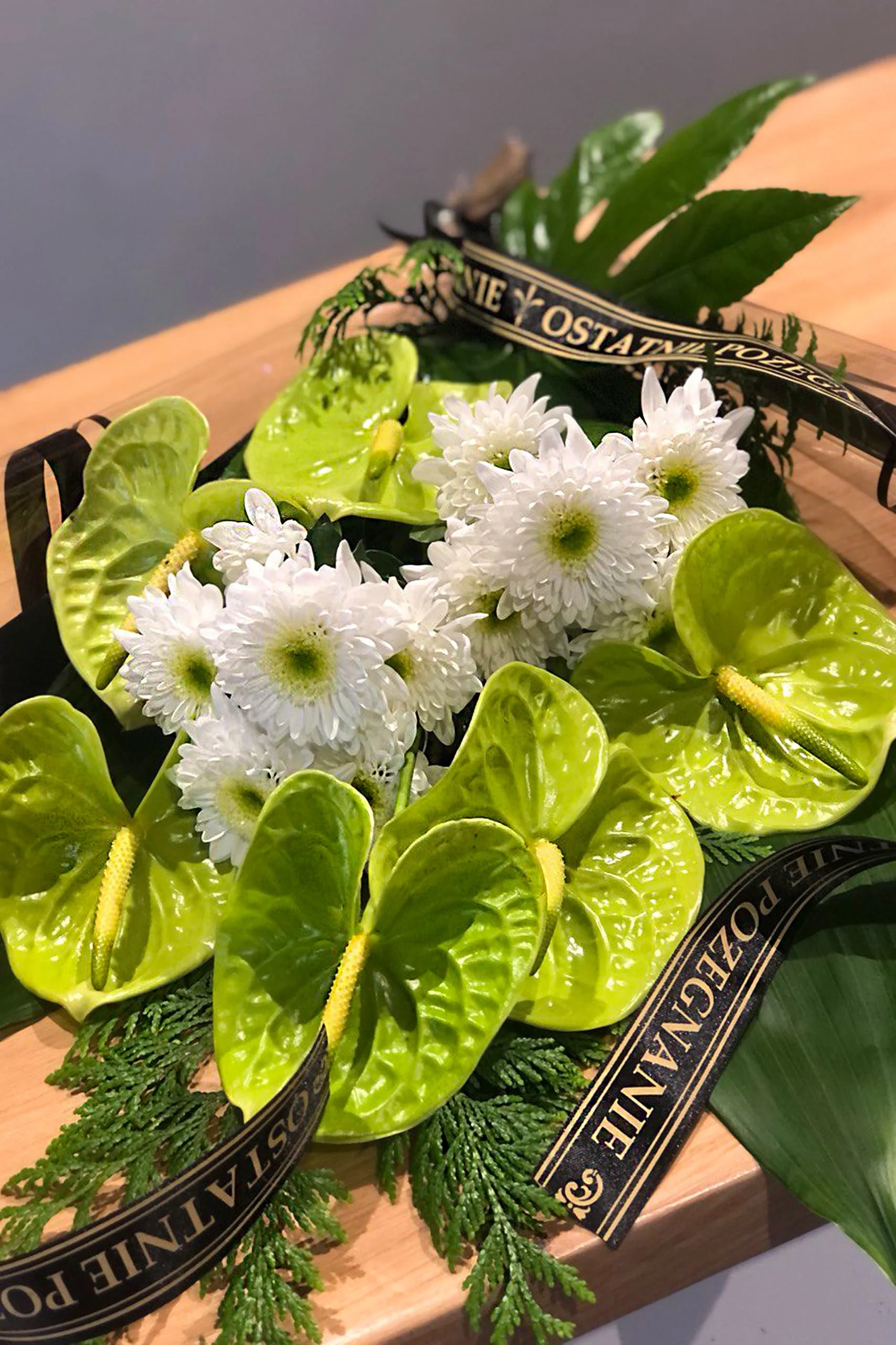 Bukiet pogrzebowy z margaretek i anturium na ceremonię pożegnalną