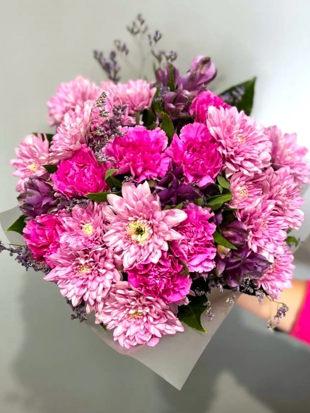 Kolorowy bukiet z chryzantemami i goździkami – idealny prezent na każdą okazję