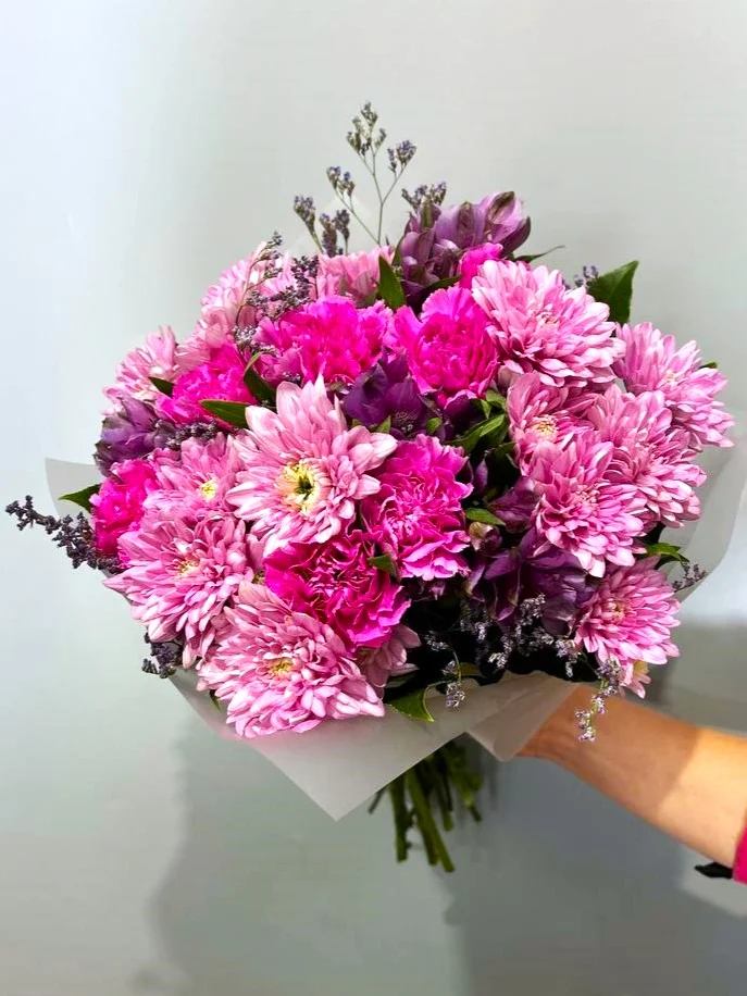 Radosna kompozycja kwiatowa z goździków, margaretek i alstremerii