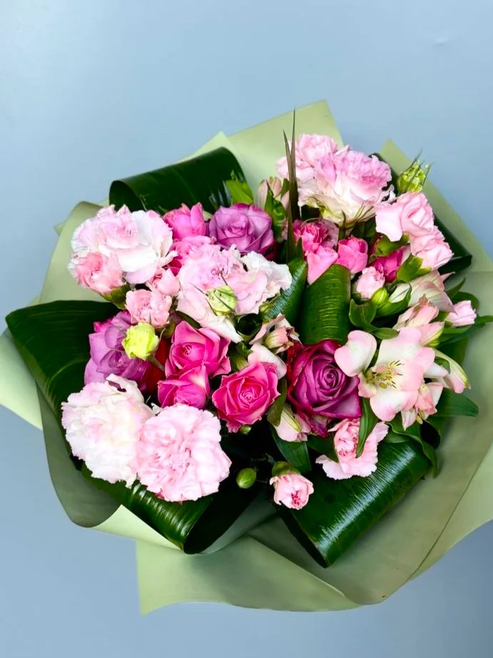 Radosny bukiet różowych kwiatów mieszanych