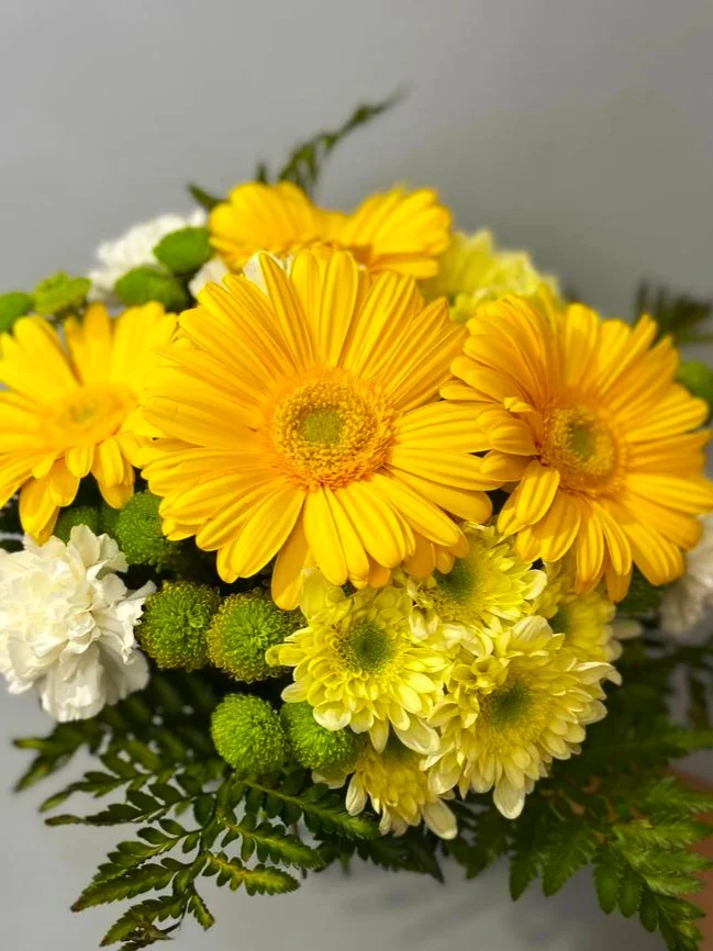 Kolorowy bukiet z gerber, margaretek, santini i goździków