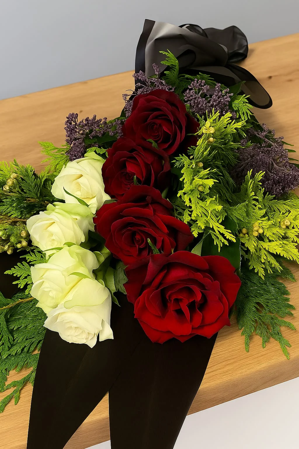 Bukiet na pogrzeb z białych i czerwonych róż