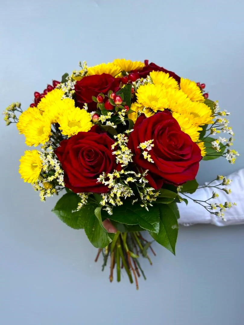 Bukiet czerwonej róży z żółtymi margaretkami i hiperikum